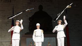 中正紀念堂三軍儀隊擬改民主大道操演（1）各界關注中正紀念堂轉型議題，國防部長顧立雄日前在立法院指出，三軍儀隊如何進行操演是由文化部主管，國防部已與文化部有兩三次的協調，盼將三軍儀隊移到自由廣場進行操演；文化部目前則規劃未來儀隊改從勤務室走向民主大道進行勤務展示，不再站哨。圖為中正紀念堂儀隊5日操演拋槍動作吸引民眾目光。中央社記者趙世勳攝  113年7月5日