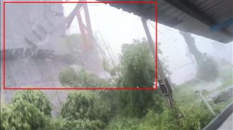 福懋科技公司鷹架倒塌　瞬間恐怖畫面曝光