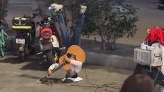 中國街頭藝人倒立翻唱周董《擱淺》，賣力演出引起熱議。（圖／翻攝threads／imf_502）