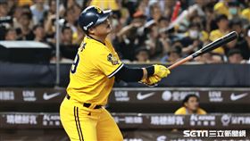 ▲統一獅臺北大巨蛋對中信兄弟，陳俊秀4打數無安打。（圖／記者劉彥池攝影）