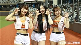 ▲統一獅臺北大巨蛋對中信兄弟，Uni-Girls趙娟週（中）和兩位日籍成員希美（左1）、千紘。（圖／記者劉彥池攝影）