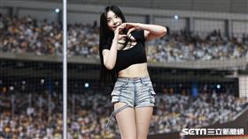 ▲統一獅臺北大巨蛋對中信兄弟，Uni Girls趙娟週中場表演。（圖／記者劉彥池攝影）