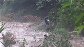 5名男子探訪台南六重溪瀑布秘境，遇暴雨受困。（圖／翻攝畫面）