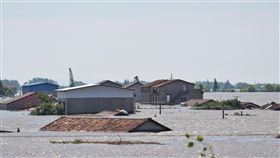 洞庭湖決堤  團洲垸被淹沒洞庭湖5日在湖南華容縣團洲垸決堤，導致團洲垸內房屋、農田被淹沒。圖為6日，無人機空拍現場。（中新社提供）中央社  113年7月6日