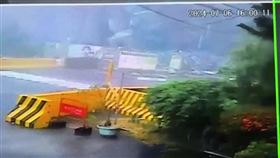 雲林斗六6日下午颳起狂風暴雨，福懋科技公司鷹架倒塌釀2死3傷。（圖／翻攝畫面）