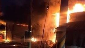 南投大坪頂一處工寮疑似遭到雷擊起火，火勢相當猛烈。(圖/翻攝畫面)
