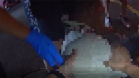 7旬翁醉倒在士林超商 警一查手機驚見報案單。（圖／翻攝畫面）