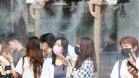 高溫炎熱　店家噴水霧降溫中央氣象署6日針對台北市等13縣市發布高溫資訊，各地普遍約攝氏33到35度，台北盆地、中南部、宜蘭近山區及花東縱谷有局部36、37度高溫發生的機率。圖為台北華山1914文化創意產業園區店家噴水霧降溫。中央社記者謝佳璋攝  113年7月6日