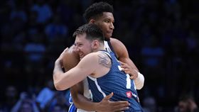 ▲安戴托昆波（Giannis Antetokounmpo）和東契奇（Luka Doncic）在國際賽場上交手。（圖／美聯社／達志影像）