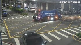 新北市連男駕駛垃圾車時突然大迴轉，導致楊姓男騎士閃避不及追撞受傷。（圖／翻攝畫面）