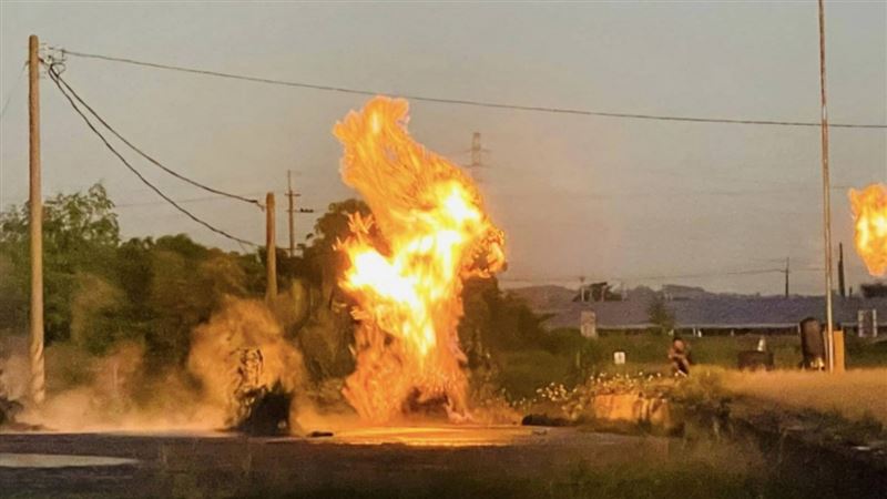 萬丹泥火山「噴發」　烈焰沖天爆漿3樓高