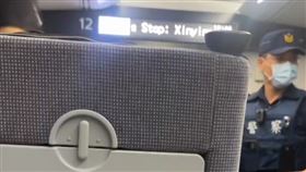 女乘客搭乘台鐵自強號不滿被糾正音量太大，打電話叫警察來逼對方道歉。（圖／翻攝自社會事新聞影音）