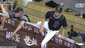 ▲林岳平氣到跨欄。（圖／翻攝自CPBLTV頻道）