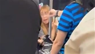 搭捷運翹腳被撞 女吼3大媽：閉嘴啦你有病