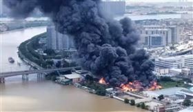 東莞工廠發生猛烈火災 黑煙直衝天空，圖/翻攝自微博