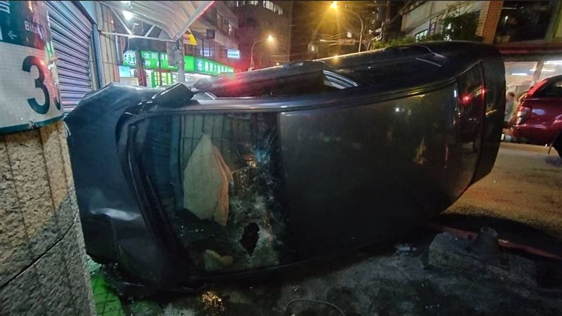 新／汽車撞民宅翻車　6旬老翁全身傷送醫