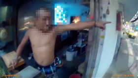 萬華烤肉伯拿烤肉請鄰居吃遭拒，氣得拿烤肉亂砸，險造成交通事故。（圖／翻攝畫面）