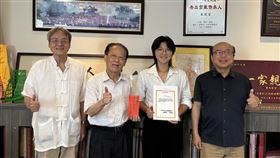 王哲綺打工拚學費 王姓宗親會贈獎助學金台中女中畢業生王哲綺（右2）獲政治大學政星計畫錄取企管系，來自單親家庭的她，趁著上大學前暑假期間1人打3份工籌學費，台中市王姓宗親會得知後，6日致贈王哲綺獎狀與獎助學金。（王姓宗親會提供）中央社記者蘇木春傳真  113年7月7日