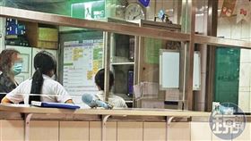 護理人員刪除犯罪影像、湮滅證據，被吹哨者拍下。（投訴人提供）