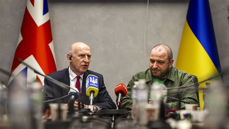 英國國防大臣希利（左）日前訪問烏克蘭敖德薩，與烏克蘭國防部長烏梅洛夫（右）會談並舉行記者會。（英國國防部提供)