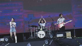 告五人擔任高雄啤酒節最終場的開場演出，一連4首歌曲嗨翻全場，Talking橋段更直接曝光喜訊。（圖／寬寬整合行銷提供）