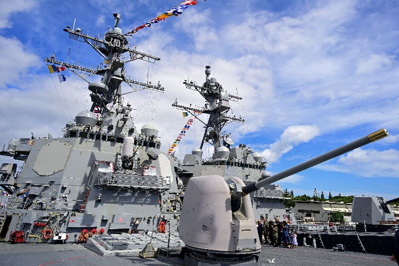 國海軍驅逐艦費茲傑羅號（USS Fitzgerald，DDG-62）參與環太平洋軍演（RIMPAC），艦砲後方格子狀的垂直發射系統可以發射長距離的戰斧巡弋飛彈