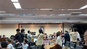 民進黨團佔領內政委員會主席台