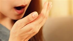 口臭真的會影響人際關係。（圖／canva）