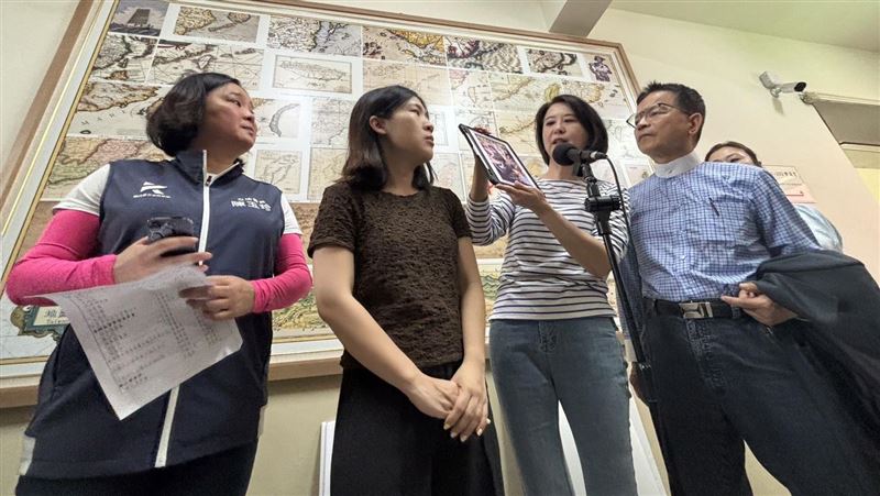 控賴惠員勒脖！徐巧芯反張大口氣咬手肘