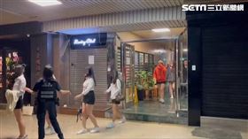 北市許男選在住商大樓暗營百家樂賭場，還找來7名女荷官穿短裙發牌。（圖／翻攝畫面）