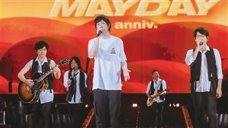 五月天唱一半！台下粉絲為病父捐骨髓惹淚