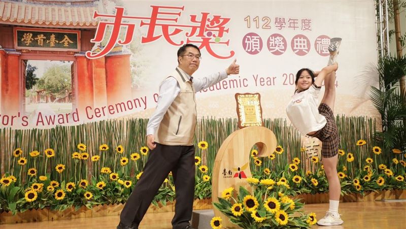 「市長陪你拍」登場！黃偉哲勉學子勿驕矜