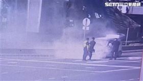 火勢突然從車底竄出，一旁執行路口交通疏導勤務員警發現，立即通報所內人員拿兩瓶滅火器滅火。（圖／翻攝畫面）