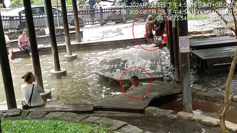 新竹五峰將軍湯泡腳池奇景　大媽大爺超享受！網驚喊噁：真勇者