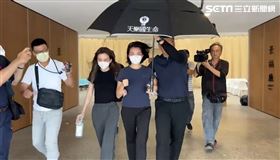 林依婷身穿藍色短袖上衣及黑褲現身協助檢警調查，雙眼明顯紅腫，眼淚不曉得在臉上乾了幾回，走路過程需旁人攙扶。（圖／翻攝畫面）