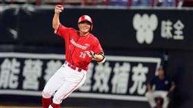 ▲味全龍鄭鎧文生涯200安出爐。（圖／味全龍提供）