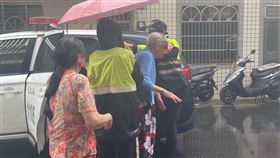 外稿誤用!!老翁迷路又被困在大雨中，員警急忙撐傘協助。（圖／桃園電子報）