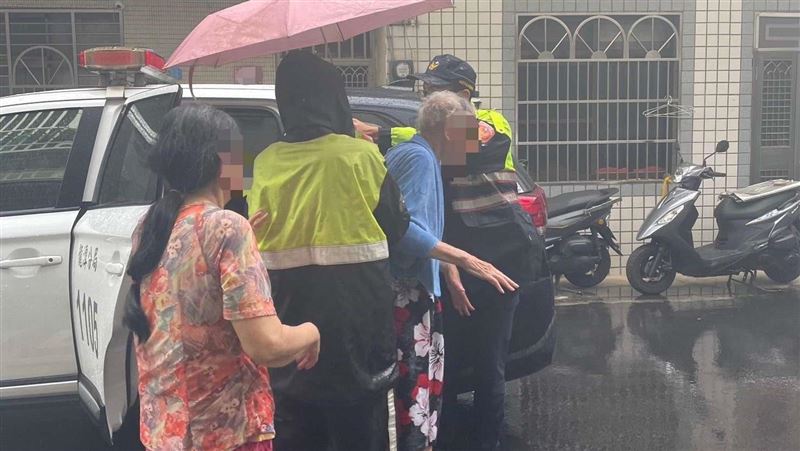 熱昏頭迷路？老翁街道獨自淋雨　警神救援