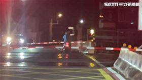 驚險一瞬間！老翁騎機車，受困，臨停平交道，險追撞區間車，警開罰1萬5000到9萬(圖／翻攝畫面)