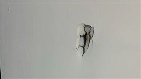 原PO男友發飆就在門上搥出一個洞。（圖／翻攝自Dcard）