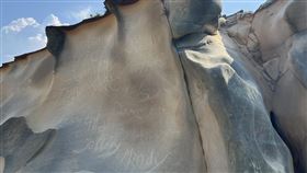 野柳駱駝峰被刻字  北觀處：最重罰500萬新北野柳知名景點「維納斯海岸駱駝峰」遭刻許多英文字，交通部觀光署北海岸及觀音山國家風景區管理處8日表示，如果無法復原，最重可罰新台幣500萬，目前已加強巡查，並勸導民眾不可破壞自然生態景觀。（北觀處提供）中央社記者高華謙傳真  113年7月8日