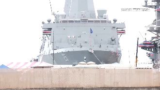 獨／美薩默塞特號現身　停靠卡爾文森旁