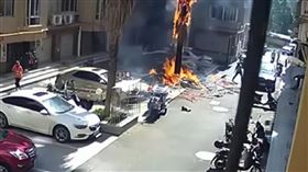 ▲女子放鞭炮慶祝買車，不慎點燃路樹還把別人的車燒了。（圖／翻攝自微博）