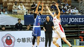 ▲瓊斯盃台灣白隊，總教練錢薇娟（中）。（圖／中華籃協提供）