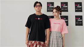 尼克還原自己包包被割破一個洞遭竊。（圖／翻攝自尼克YouTube）