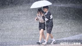 大雨,雨,下雨,雨天,降雨,天氣,氣象,路人。（圖／記者鄭孟晃攝影）