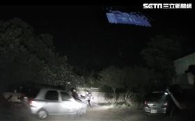 新／差1秒變肉餅！偷車賊撞警驚險瞬間曝（圖／翻攝畫面）