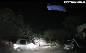 新／差1秒變肉餅！偷車賊撞警驚險瞬間曝