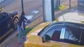 開11槍! 林士傑家門口遭槍殺 嫌燒車留2槍逃