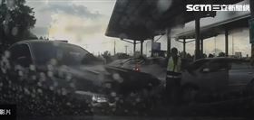 超派BMW搶車位　霸氣保全1句百萬車主秒退（圖／翻攝畫面）